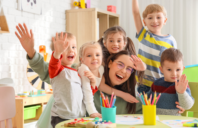 Kinder spielen und lachen.